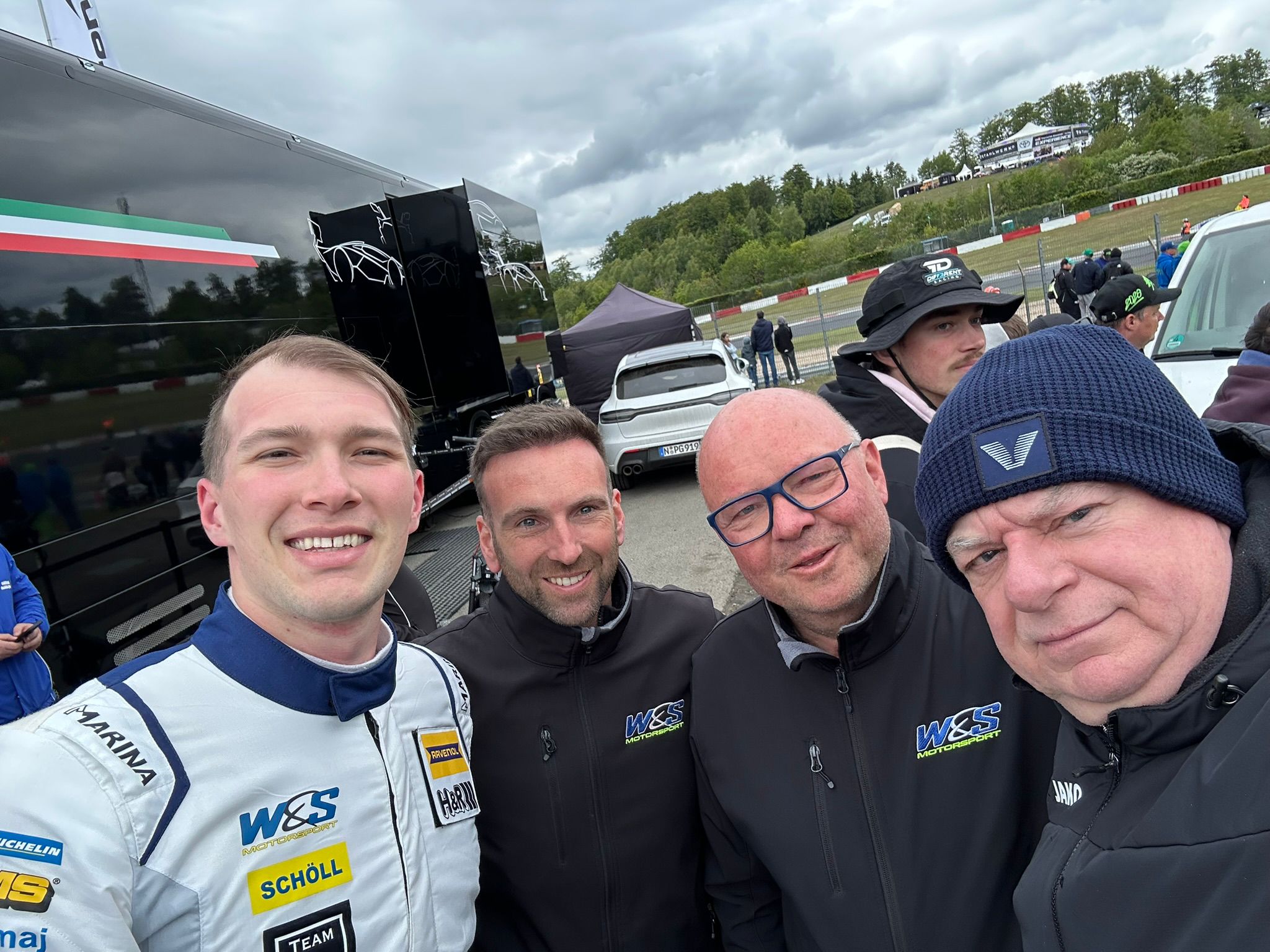 Stephan Brodmerkel und sein Team posieren entspannt für ein Selfie auf der Rennstrecke
